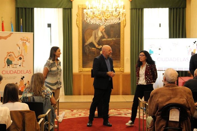 El concejal de Servicios Sociales, Vivienda y Cooperación, Guzmán Pendás (centro), durante la presentación del proyecto 'Ciudadelas', de la Fundación Municipal de Servicios Sociales de Gijón (FMSS.
