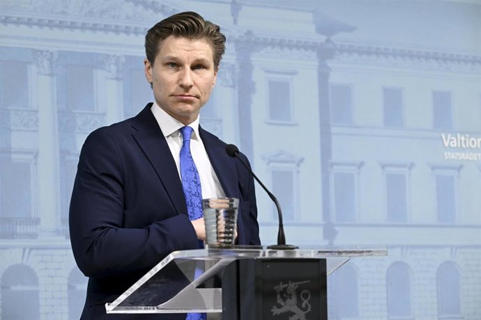 Archivo - El ministro de Defensa de Finlandia, Antti Hakkanen, durante una rueda de prensa en Helsinki.