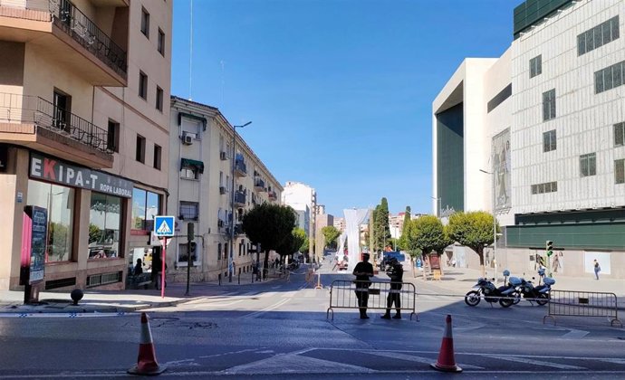 Preparativos para la procesión magna en la calle Virgen de la Cabeza.