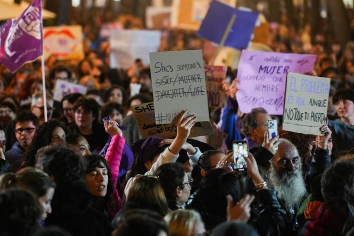 Archivo - Decenas de personas durante la manifestación por el 8M, a 8 de marzo de 2025, en Valencia, Comunidad Valenciana (España).