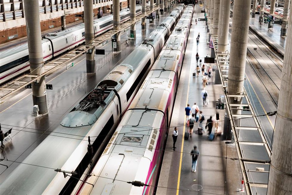 Archivo - Decenas de personas en la estación de trenes Puerta de Atocha-Almudena Grandes.