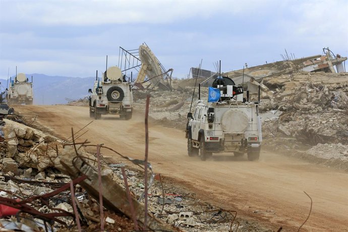 Archivo - KAFR KILA, Feb. 23, 2025  -- This photo shows United Nations Interim Force in Lebanon (UNIFIL) patrolling in Kafr Kila, Lebanon, Feb. 21, 2025. Kafr Kila is a border village subjected to some of the most systematic Israeli destruction during the