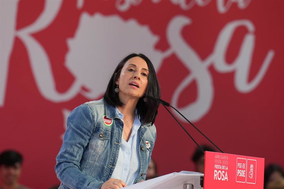 La secretaria de Organización del PSOE, Rebeca Torró, interviene en la Fiesta de la Rosa, en Landako Gunea, a 27 de septiembre de 2025, en Durango, Vizcaya, País Vasco (España).