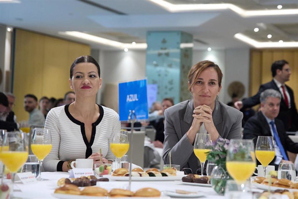 Archivo - La ministra de Juventud e Infancia, Sira Rego (i) y la ministra de Sanidad, Mónica García (d), durante un desayuno informativo de Europa Press, en el Hyatt Regency Hesperia Madrid, a 13 de junio de 2024, en Madrid (España).