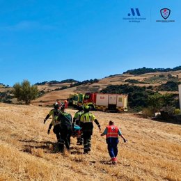 Efectivos del CPB trasladan a una parapentista herida junto a un camino en Montecorto.