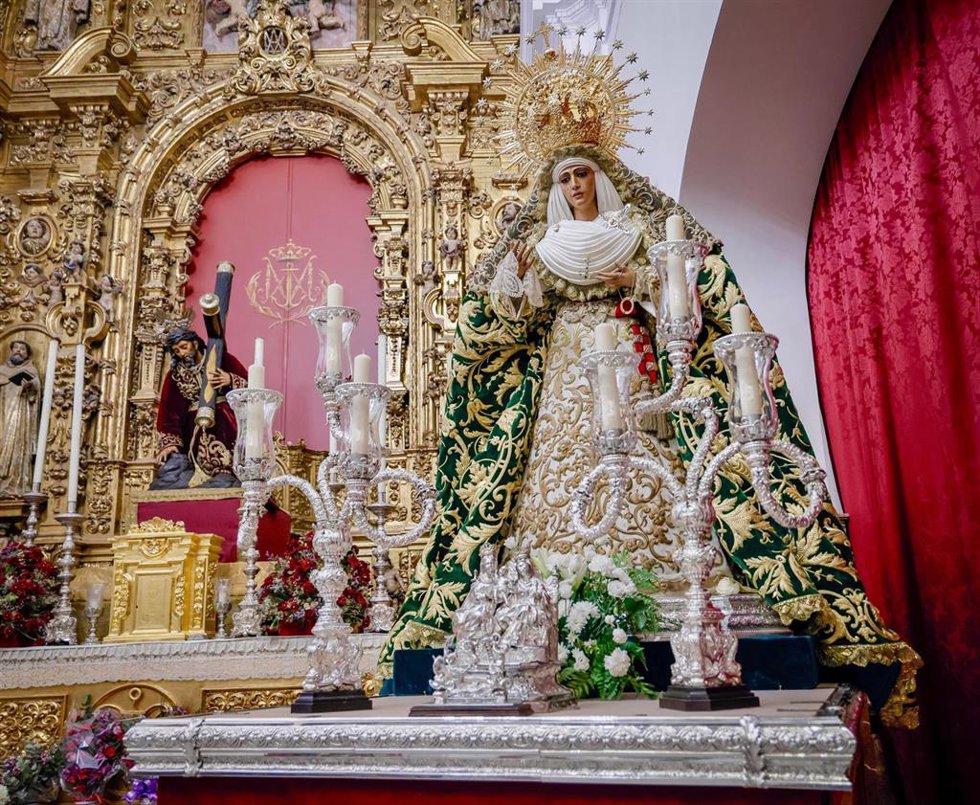 La Virgen de la Esperanza de Triana, en las andas para su traslado al Polígono Sur, en su capilla, con el Cristo de las Tres Caídas al fondo.