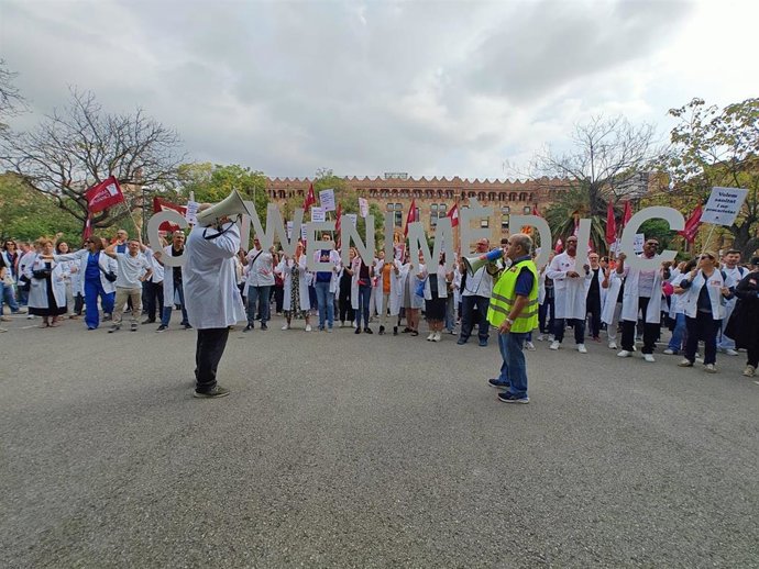Protesta de Metges de Catalunya ante la Conselleria de Salud