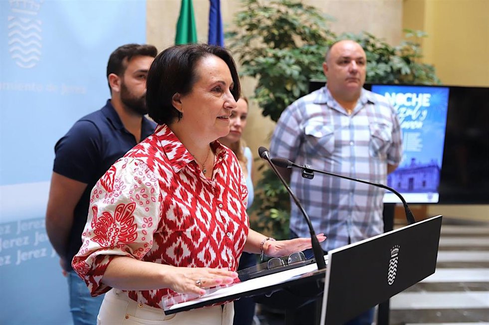 La delegada de Comercio y Consumo en el Ayuntamiento de Jerez de la Frontera (Cádiz), Nela García, presenta la nueva edición de la Noche Azul y Blanca.