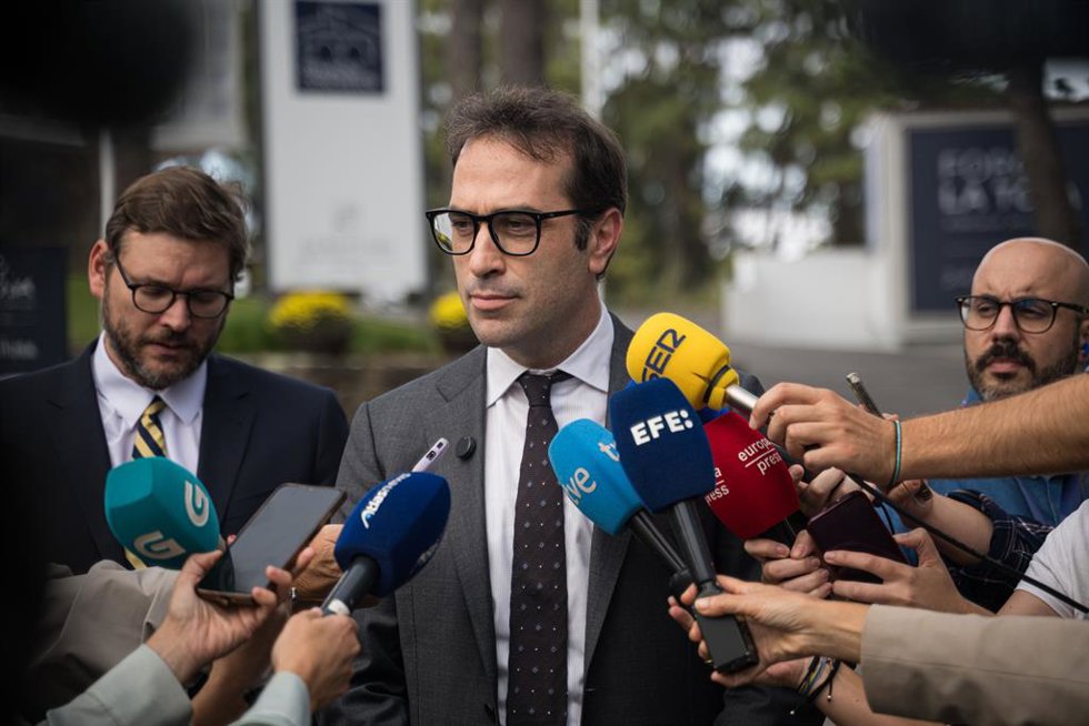 El ministro de Economía, Carlos Cuerpo, ofrece declaraciones a los medios a su llegada a la segunda jornada del Foro de La Toja - Vínculo Atlántico 2025, en el Eurostars Gran Hotel La Toja, a 3 de octubre de 2025, en la Illa de la Toja, Pontevedra, Ga