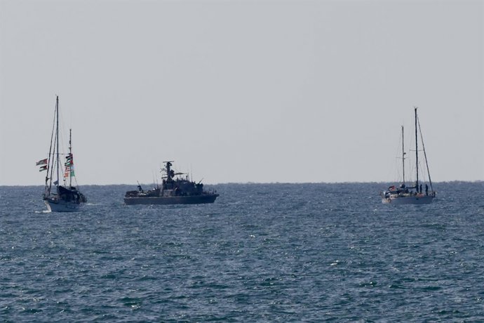 ASHDOD, 3 de outubro de 2025 -- Embarcações da Flotilha Global Sumud (GSF), com destino a Gaza, são rebocadas em direção ao porto de Ashdod, no sul de Israel, em 2 de outubro de 2025.   A marinha israelense interceptou a última embarcação da Flotilha Glob