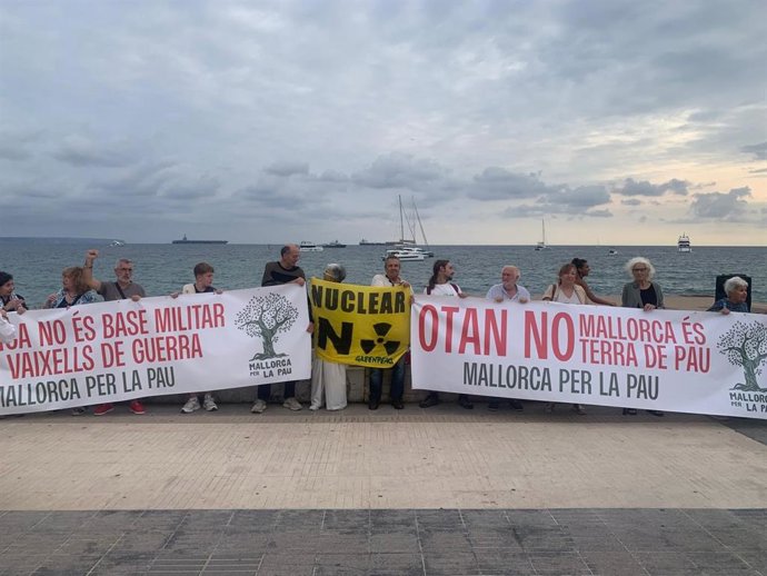 Más de medio centenar de personas protestan contra el fondeo del portaaviones en Palma