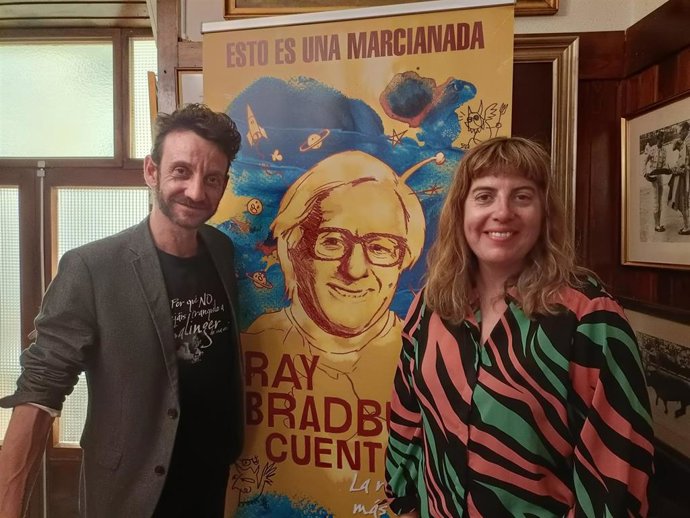 Paul Viejo y Laura Fernández, editor y autora del prólogo, respectivamente, de 'Ray Bradbury cuentos'.