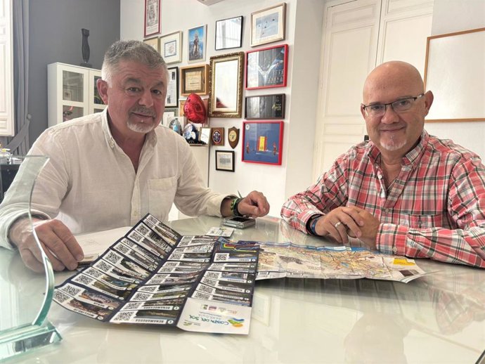 El presidente de la Mancomunidad de Municipios de la Costa del Sol Axarquía, Jorge Martín Pérez y el vicepresidente del Área de Turismo, Jesús Pérez Atencia