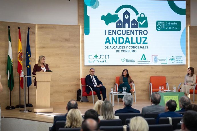 La alcaldesa de Granada, Marifrán Carazo, interviene en el encuentro sobre consumo celebrado en la EASP
