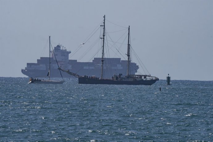 Los barcos de la flotilla entran escoltados por el Ejército israelí en el puerto de Ashdod