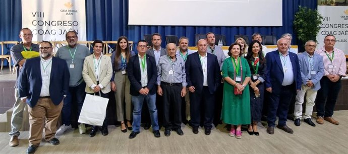 El secretario general de COAG en Jaén, Francisco Elvira (1i), junto al resto de la ejecutiva.