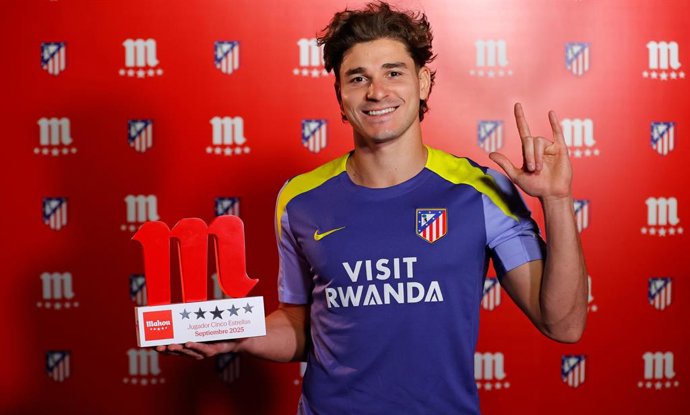 Julián Álvarez posa com seu prêmio "Jogador Cinco Estrelas" do Atlético de Madri em setembro.