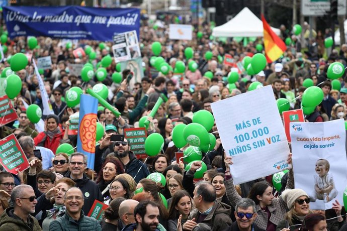 Archivo - Decenas de personas durante la Marcha Sí a la Vida, a 23 de marzo de 2025, en Madrid (España).