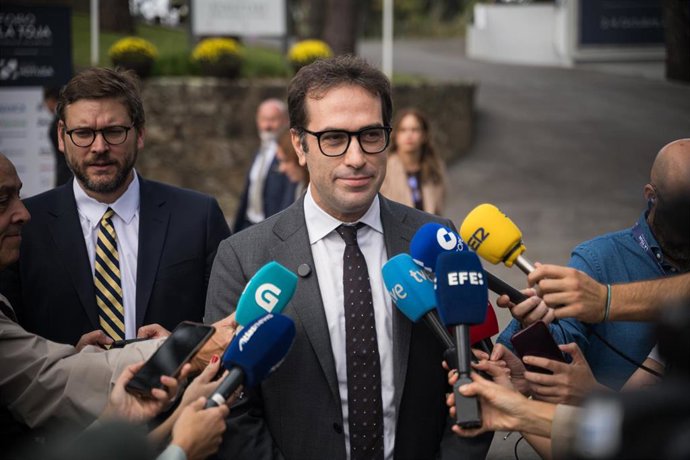 El ministro de Economía, Carlos Cuerpo, ofrece declaraciones a los medios a su llegada a la segunda jornada del ‘Foro de La Toja - Vínculo Atlántico’ 2025, en el Eurostars Gran Hotel La Toja, a 3 de octubre de 2025, en la Illa de la Toja, Pontevedra, Gali