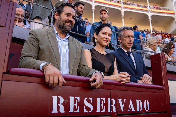 El presidente del PP de Castilla-La Mancha, junto a la presidenta de la Comunidad de Madrid, Isabel Díaz Ayuso, en la Feria de Otoño de la Plaza de Toros de las Ventas, en Madrid.