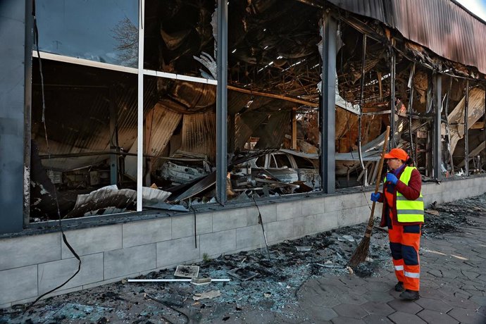 Archivo - Arquivo - 21 de março de 2025, Ucrânia, Odesa: Um trabalhador em frente a uma estação de serviço destruída como resultado de um ataque de drones russos em Odesa. Foto: -/Ukrinform/dpa