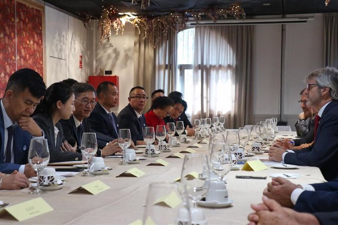 El consejero de Economía, Hacienda, Fondos Europeos y Transformación Digital, Luis Alberto Marín, mantuvo hoy un encuentro con 389 comerciantes y empresarios chinos residentes en España