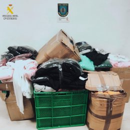 Prendas de origen ilícito detectadas en el mercadillo de San Saturio de Soria.
