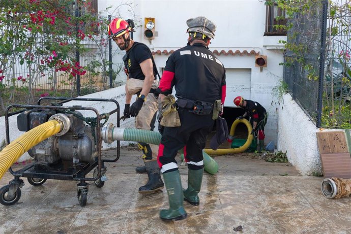 Militares de la UME desatascan un garaje tras las lluvias, a 1 de octubre de 2025, en Ibiza, Baleares (España). 
