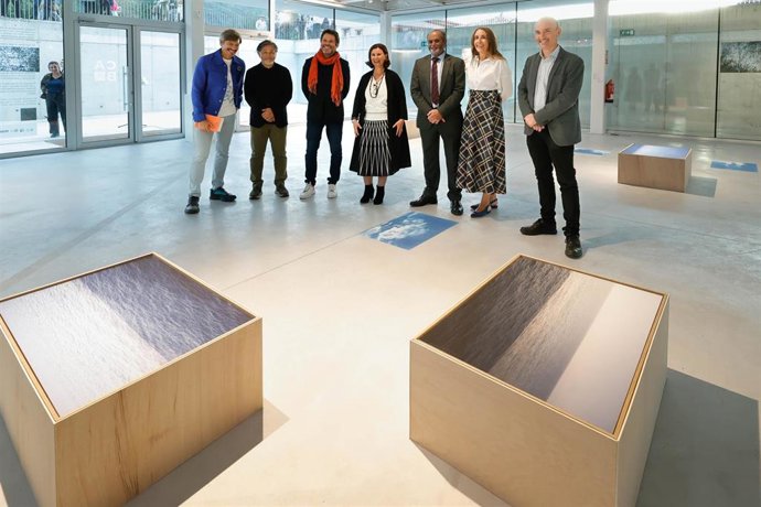 El productor cultural del MAAT, Fernando Ribeiro; el escultor Tadanori Yamaguchi; el artista Claudio Garrudo; la directora de la Fundación EDP, Vanda Martins; el alcalde de Ribera de Arriba, Tomás Fernández; y el DG de Cultura, Pablo León.