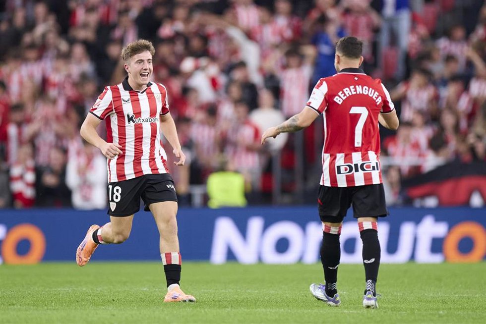 Mikel Jaureguizar y Alex Berenguer celebran un gol del Athletic Club
