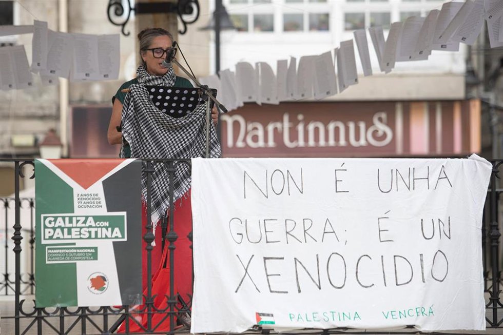 La actriz Monuca Caamaño durante la lectura de los nombres de los niños muertos en Palestina, en la plaza central de Cangas, a 3 de octubre de 2025, en Cangas, Vigo, Galicia.