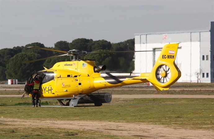 Archivo - Un helicóptero del grupo de Rescate de la Junta de Castilla y León.