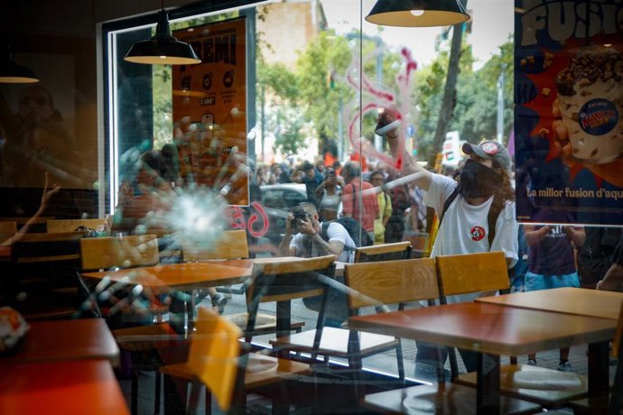 Grafiti de "Genocides" en un establecimiento de Barcelona.