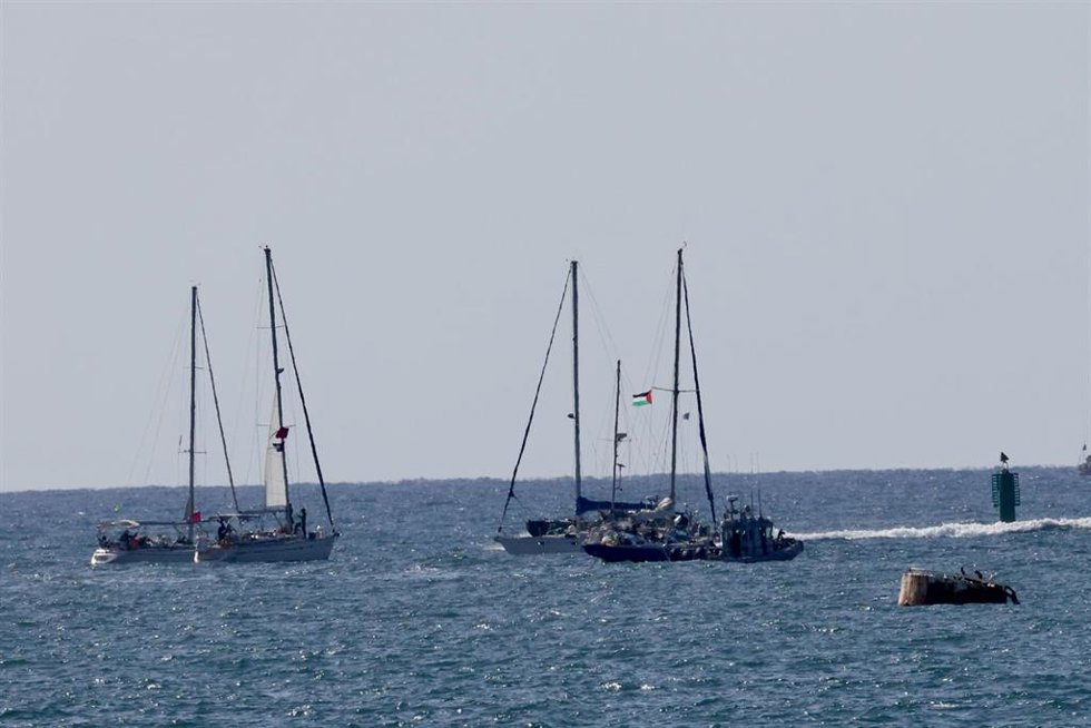 Barcos de la flotilla a Gaza siendo trasladados a puerto israelí tras la interceptación en aguas internacionales