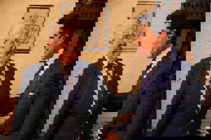 El presidente del Consejo de Hermandades, Paco Vélez, posa con el ya pregonero, José Antonio Rodríguez, en la puerta del órgano cofradiero, en la calle San Gregorio, poco antes de la rueda de prensa.