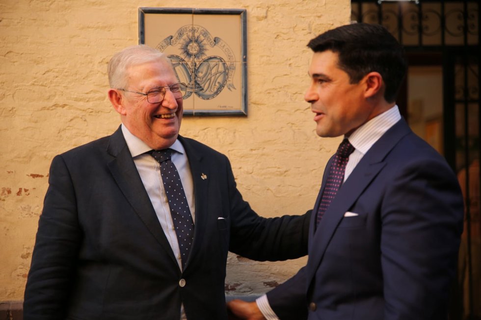 El presidente del Consejo de Hermandades, Paco Vélez, posa con el ya pregonero, José Antonio Rodríguez, en la puerta del órgano cofradiero, en la calle San Gregorio, poco antes de la rueda de prensa.