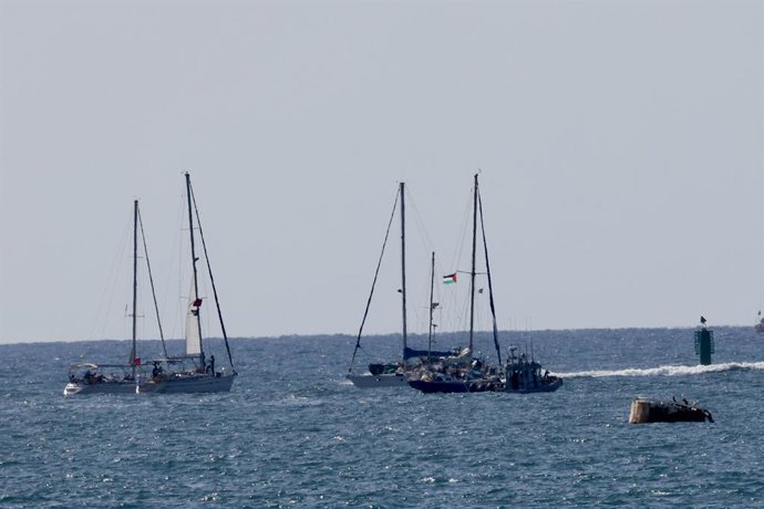 ASHDOD, 3 de outubro de 2025 -- Embarcações da Flotilha Global Sumud (GSF), com destino a Gaza, são rebocadas em direção ao porto de Ashdod, no sul de Israel, em 2 de outubro de 2025.   A marinha israelense interceptou a última embarcação da Flotilha Glob