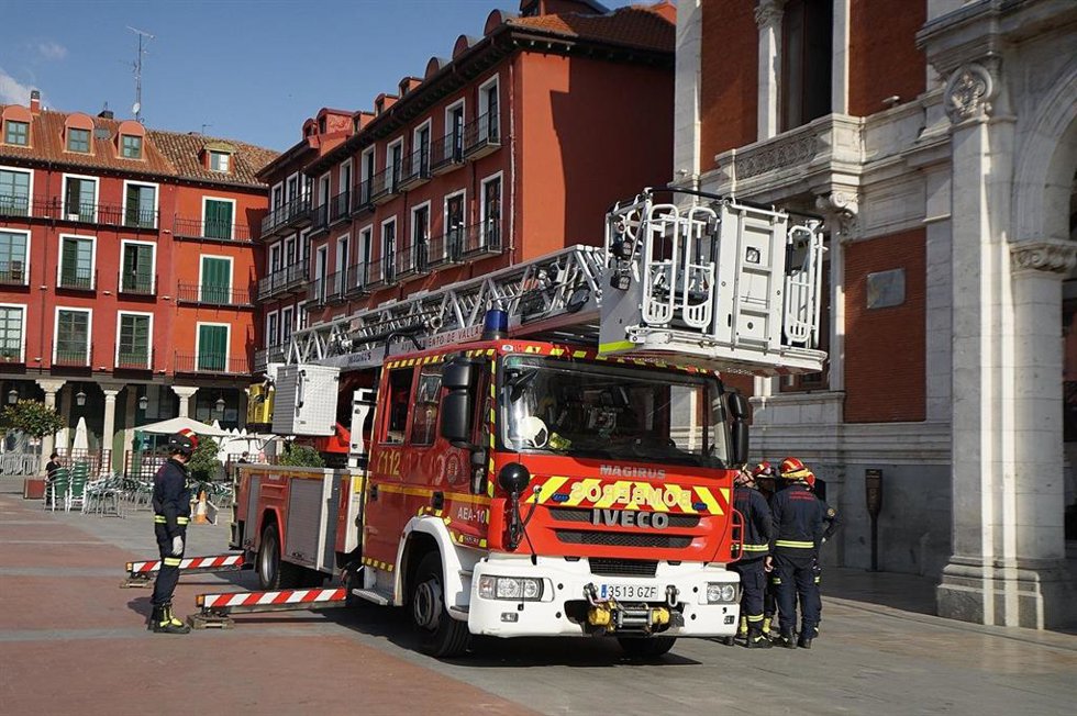Archivo - Camión de bomberos del Ayuntamiento de Valladolid en la Plaza Mayor