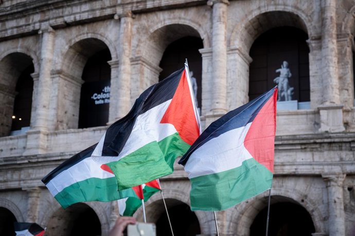02 de outubro de 2025, Itália, Roma: Pessoas participam de um protesto no Coliseu em solidariedade à Palestina e em apoio à Sumud Global Flotilla, que foi interceptada pelo exército israelense. Foto: Marco Di Gianvito/ZUMA Press Wire/dpa