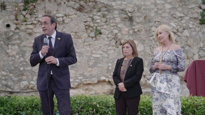 El presidente Josep Rull, la alcaldesa Rosa Huguet y la doctora Marisa López-Teijón