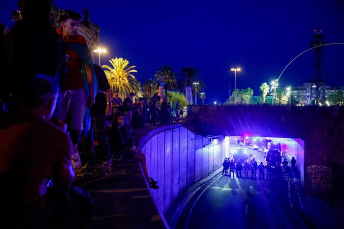 Manifestantes por Palestina junto a un cordón policial en la salida de la Ronda Litoral en la plaza Carbonera de Barcelona