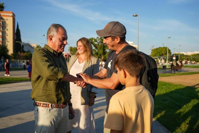 El alcalde de Sevilla, José Luis Sanz, inaugura el nuevo parque de la Cruz del Campo.