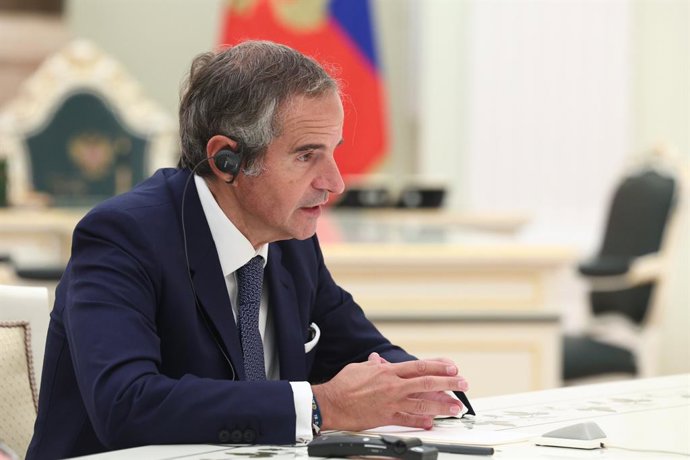 RÚSSIA, MOSCOU - 25 DE SETEMBRO DE 2025: Rafael Grossi, diretor-geral da Agência Internacional de Energia Atômica (AIEA), observa durante uma reunião com o presidente da Rússia, Vladimir Putin, no Kremlin de Moscou