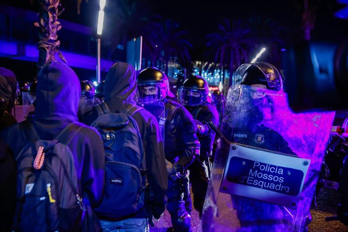 Antidisturbios de los mossos d'escuadra se enfrentan a los manifestantes, durante una manifestación a favor de Palestina, a 3 de octubre de 2025, en Barcelona (España).