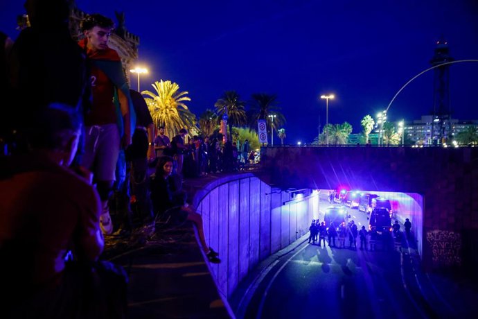 Manifestants per Palestina junt amb un cordó policial en la sortida de la Ronda Litoral a la plaça Carbonera de Barcelona