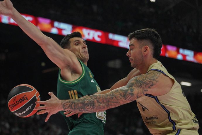 Dinos Mitoglou y Willy Hernangómez en el Panathinaikos-Barça de Euroliga