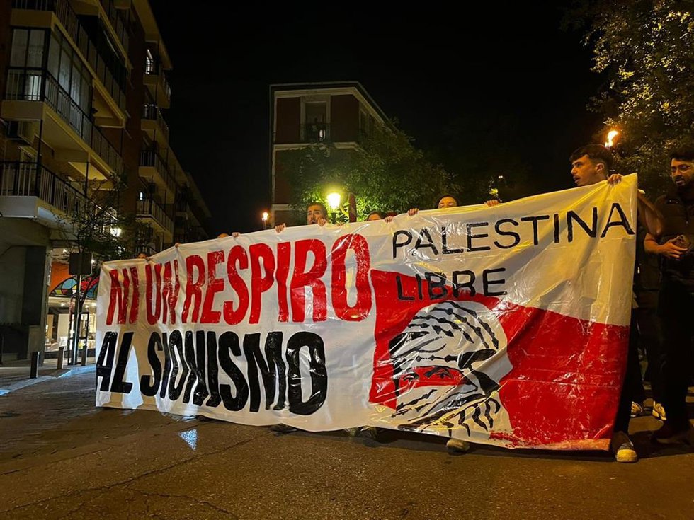 Manifestantes portan una pancarta en la que se lee "Ni un respiro al sionismo" y clamando por una "Palestina libre".