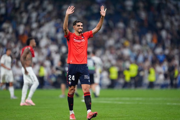 Archivo - Alejandro Catena of CA Osasuna greets during the Spanish League, LaLiga EA Sports, football match played between Real Madrid and CA Osasuna at Santiago Bernabeu stadium on August 19, 2025, in Madrid, Spain.