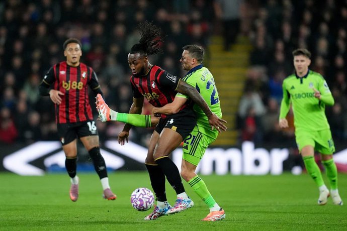 03 October 2025, United Kingdom, Bournemouth: Fulham's Timothy Castagne and Bournemouth's Antoine Semenyo battle for the ball during the English Premier League soccer match between AFC Bournemouth and Fulham at the Vitality Stadium. Photo: Adam Davy/PA Wi