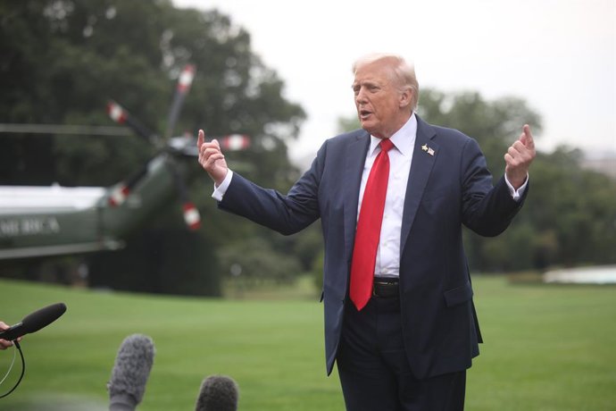 30 de setembro de 2025, Washington, Distrito de Colúmbia, EUA: O presidente dos Estados Unidos, Donald J. Trump, fala aos repórteres no gramado sul da Casa Branca em Washington, DC, EUA, depois de voltar de discursar para uma reunião incomum de altos func